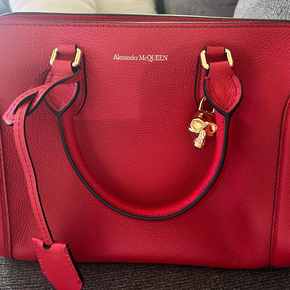 Brand new Alexander McQueen pebbled calfskin mini skull padlock zip around tote